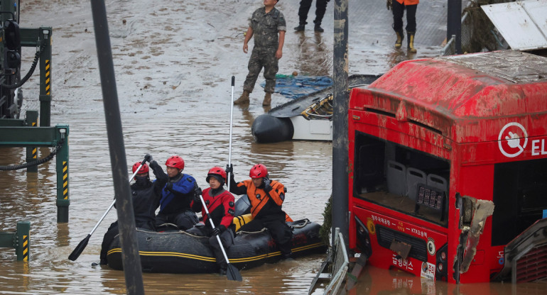 Trabajos de rescate en las inundaciones en Corea del Sur. Foto: Reuters.