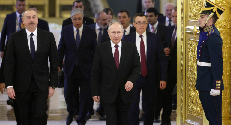 Vladimir Putin y colaboradores de su gobierno. Foto: NA.