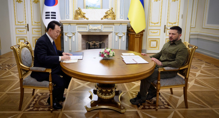 Presidente de Corea del Sur, Yoon Suk-yeol y presidente ucraniano, Volodimir Zelensky. Foto: Reuters.