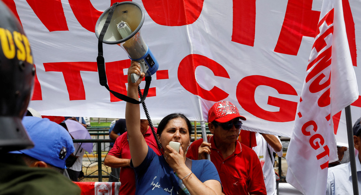 Endurecen los controles ante las protestas en Perú. Foto: Reuters.