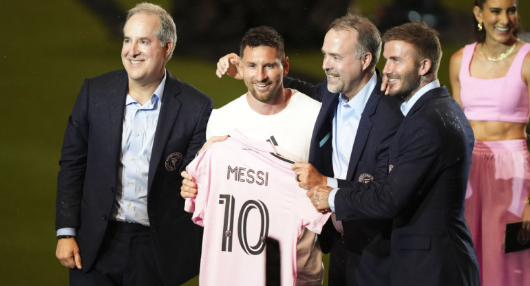 Lionel Messi junto a los directivos del Inter Miami en su presentación. Foto: Reuters.