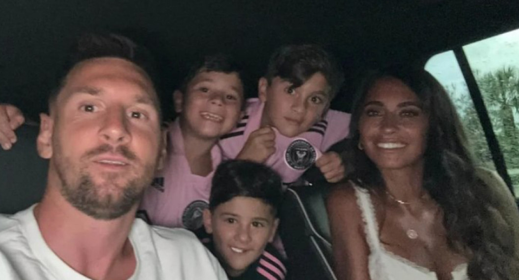 Lionel Messi y Antonela Roccuzzo con sus hijos en Miami. Foto: NA.