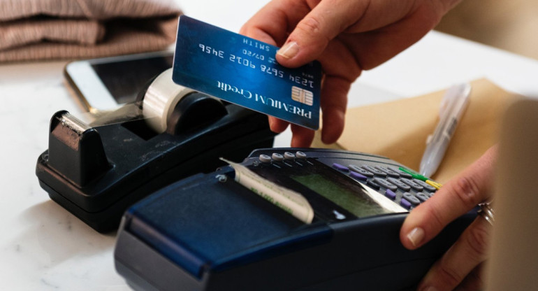Tarjeta de crédito, comercios. Foto: Télam