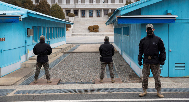 Soldados surcoreanos en el Área de Seguridad Conjunta en la aldea fronteriza de Panmunjom en Paju, Corea del Sur. Foto: Reuters.