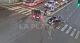 Una mujer se salvó tras quedar en medio de un accidente. Foto: captura de cámara de seguridad.