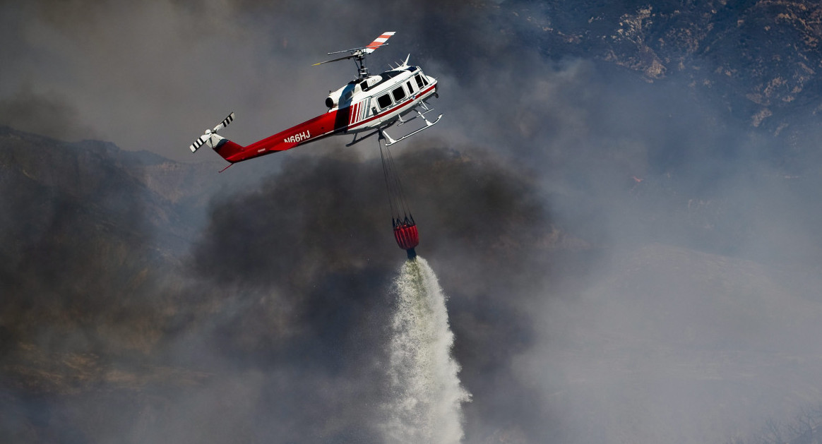 Helicópteros en los incendios de Canadá. Foto: EFE.