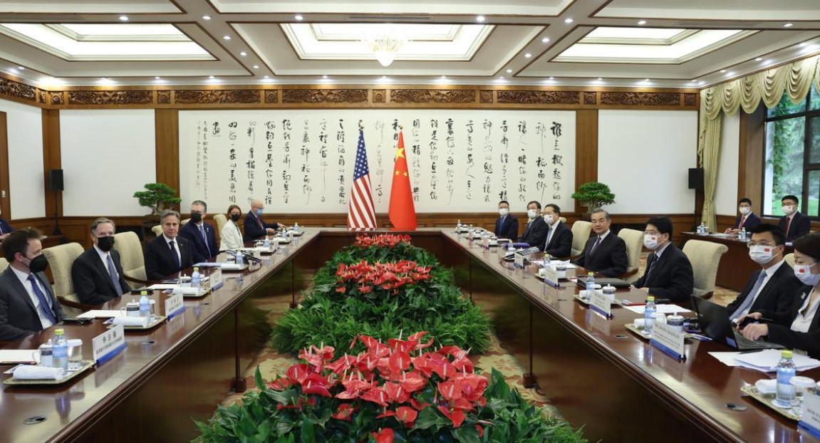 Reunión entre el jefe de la diplomacia china, Wang Yi, y el secretario de Estado de EEUU, Antony Blinken. Foto: EFE