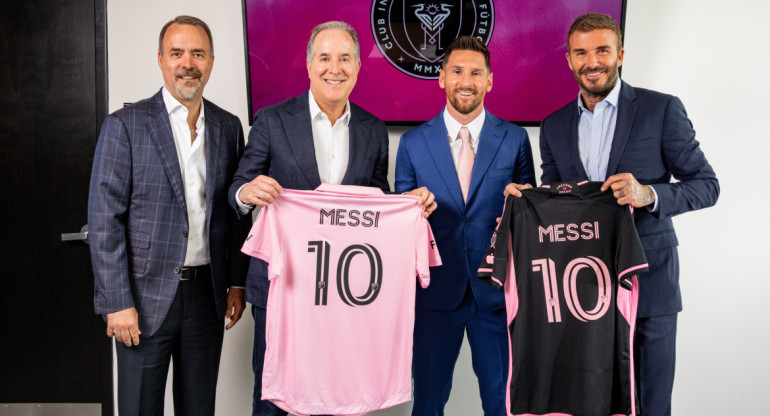 Lionel Messi firmó su contrato con el Inter Miami. Foto: Twitter @InterMiamiFC.