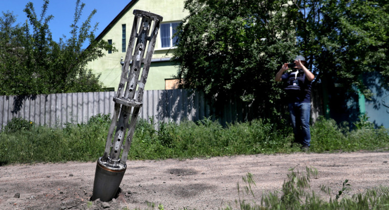 Contenedor de una bomba de racimo atascado en el suelo de Járkov. Foto: Reuters.