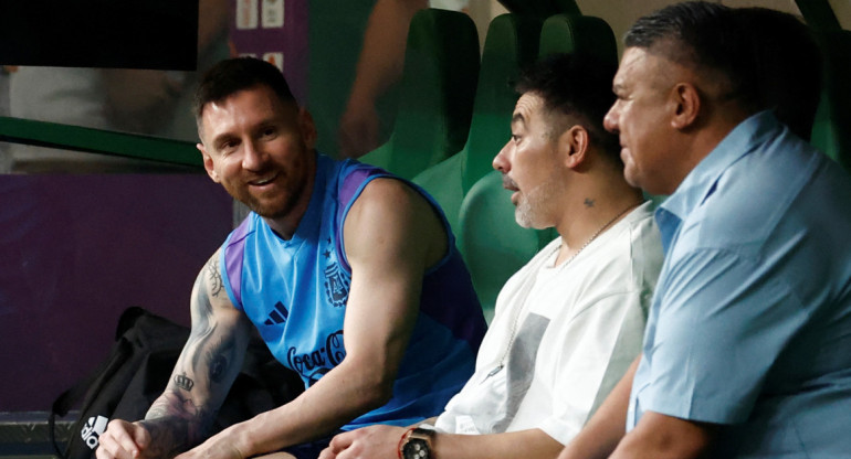 Lionel Messi, Ezequiel Lavezzi y Claudio Chiqui Tapia en una gira de la Selección. Foto: NA