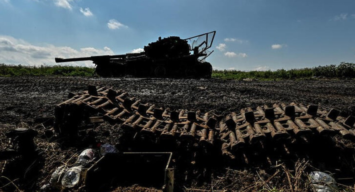 Tanque destruido en Novodarivka, una región de Zaporiyia. Foto: Reuters.