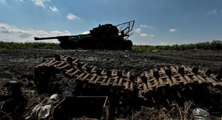 Tanque destruido en Novodarivka, una región de Zaporiyia. Foto: Reuters.
