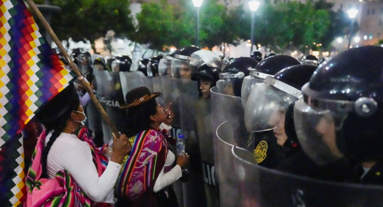 Represión a protestas en Perú. Foto: Reuters.