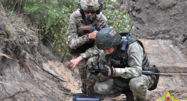 Mercenario Wagner y soldado bielorruso en entrenamiento conjunto. Foto: Reuters.