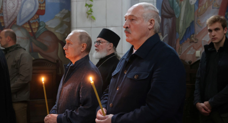 Vladimir Putin y Aleksandr Lukashenko rezaron por los caídos en la guerra con Ucrania. Foto: Reuters.
