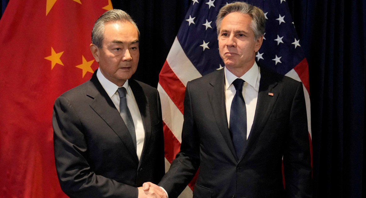 Antony Blinken con Wang Yi. Foto: Reuters.