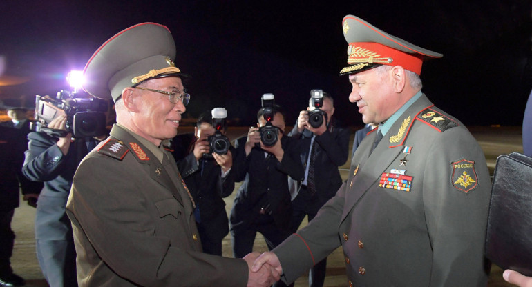 Shoigú, ministro de Defensa ruso y su homólogo norcoreano, Kang Sun-nam. Foto: Reuters.
