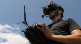 Un militar ucraniano de la 35.ª Brigada Separada de Infantería de Marina opera un dron FPV en un campo de entrenamiento. Foto: Reuters.