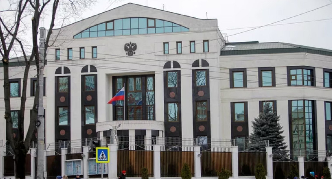 Una vista general muestra la embajada rusa en Chisinau, Moldavia. Foto: Reuters
