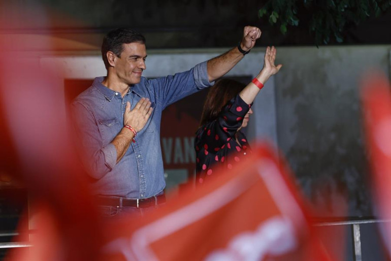 El presidente del Gobierno y líder del PSOE, Pedro Sánchez saluda a los militantes y simpatizantes socialistas. Efe