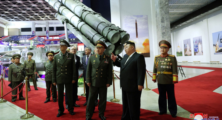 Kim Jong-Un y el ministro de Defensa de Rusia. Foto: Reuters.