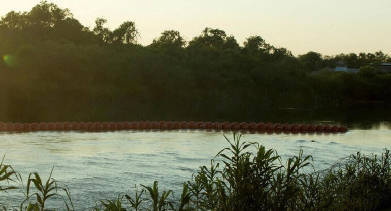 Las barreras flotantes instaladas por el estado de Texas en el río Grande. Foto: Reuters.