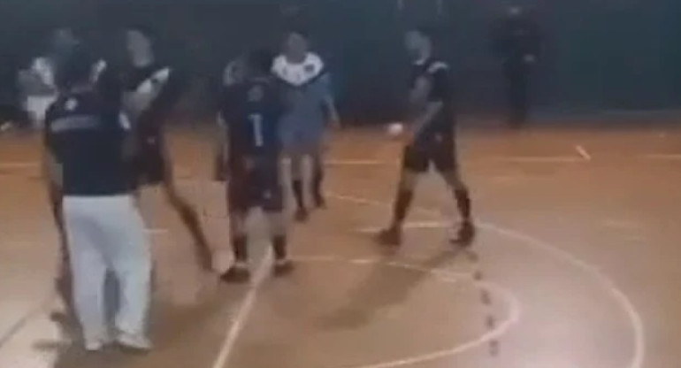 Agresión en un partido de futsal de Corrientes. Foto: Captura de video.