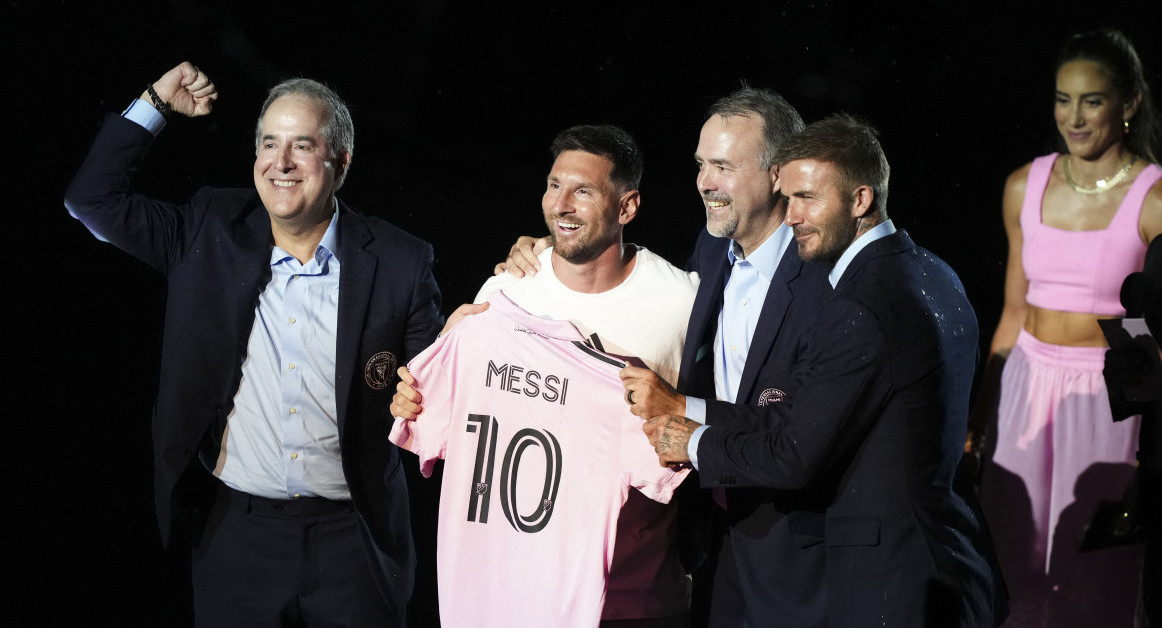 David Beckham junto a Lionel Messi en el día de su presentación. Foto: Reuters.
