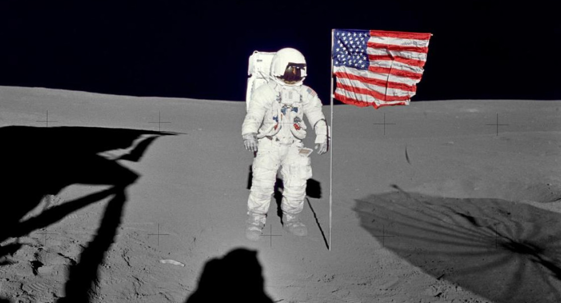 Shepard, capitán de la misión Apolo 14, izando la bandera de EEUU en la Luna. Foto: Twitter @NASA.