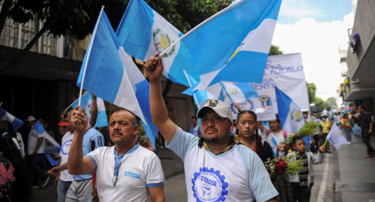 "Marcha de las Flores" en Guatemala. Foto: Reuters.