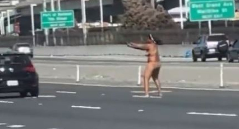 Una mujer desnuda causó pánico en una autopista de San Francisco. Foto: captura de pantalla.
