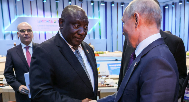 Cyril Ramaphosa y Vladimir Putin en la cumbre Rusia-Africa. Foto: EFE.