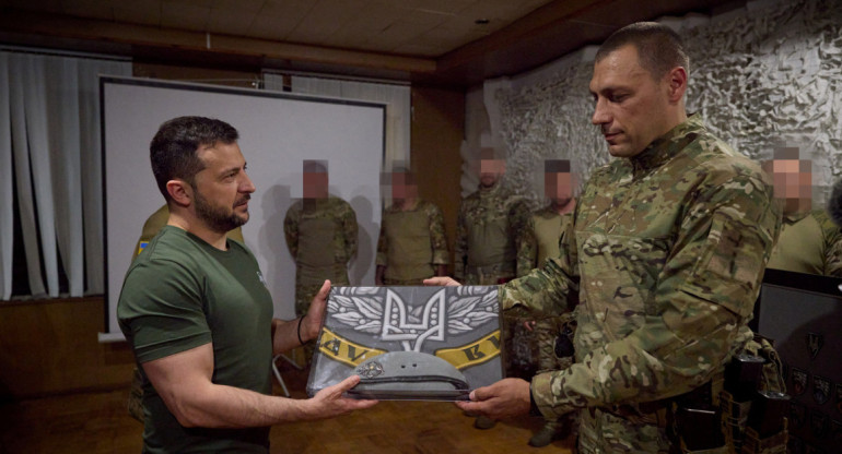 Volodimir Zelenski visitó Bajmut para homenajear a sus soldados. Foto: Reuters.