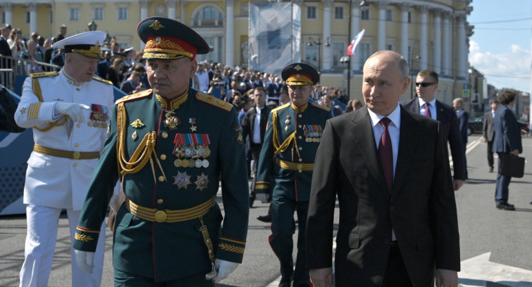Putin y Shoigú en el Día de la Armada. Foto: Reuters.