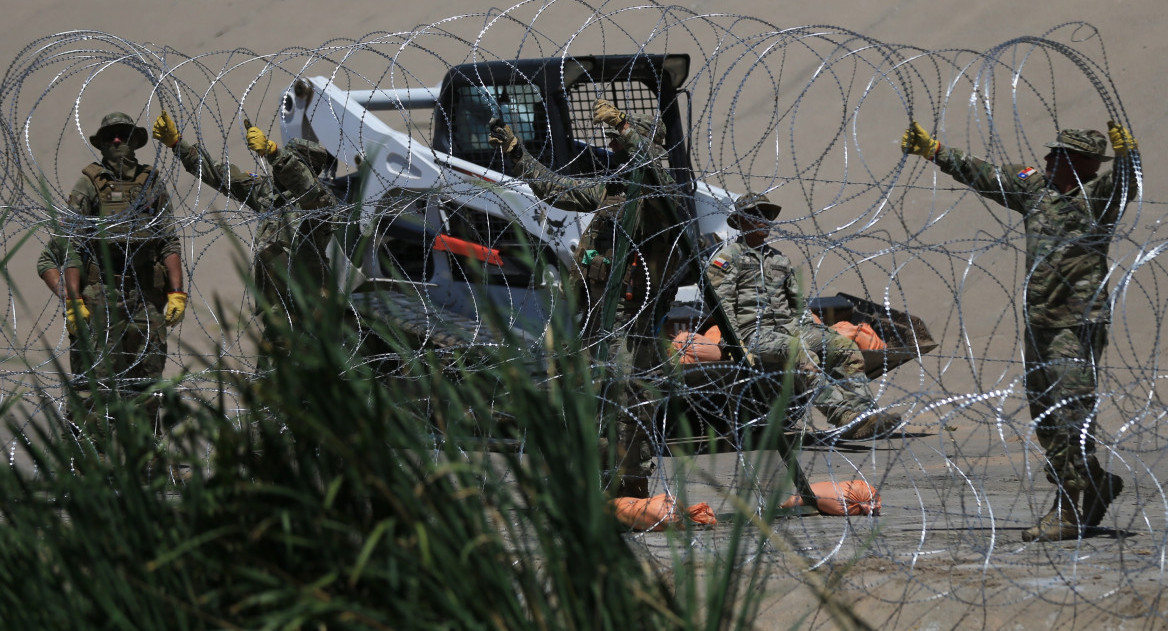 Valla de alambre contra inmigrantes en Texas. Foto: EFE.