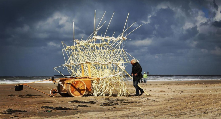 "Strandbeests", los animales de playas creados por Theo Jansen. Foto: Instagram @theojansen_official.