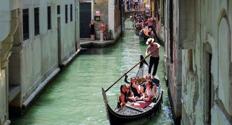 Venecia, conocida por sus canales y lugares de interés cultural, lleva años luchando contra el turismo de masas. Foto: Reuters.