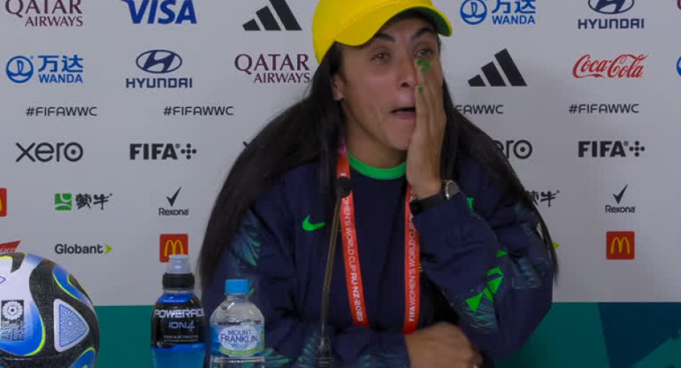 Marta de Brasil emocionada en conferencia de prensa. Foto: Reuters.