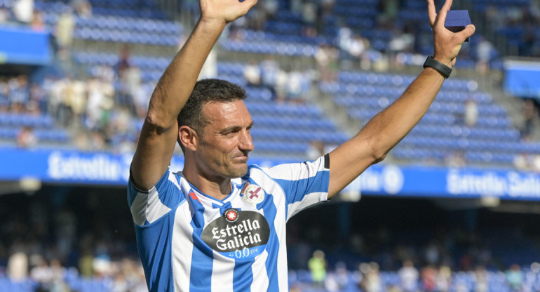 Homenaje a Lionel Scaloni en Deportivo La Coruña. Foto: EFE