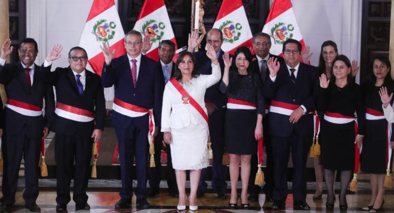 La presidenta de Perú, Dina Boluarte, y su primer gabinete. Foto: Reuters