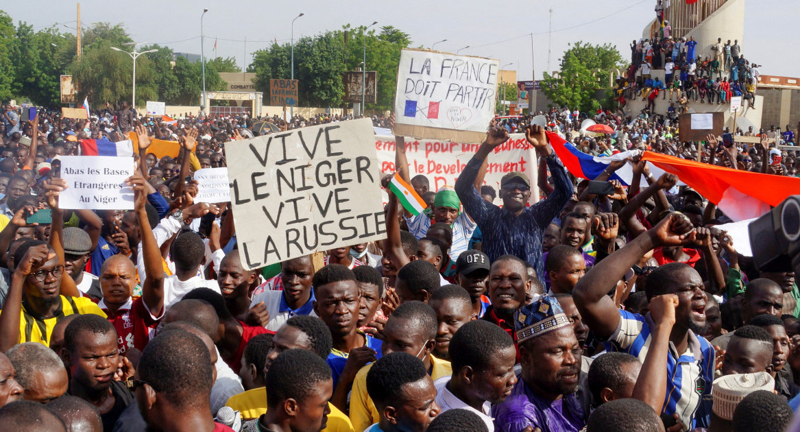 Los manifestantes se reúnen en apoyo de los soldados golpistas en la capital Niamey, Níger. Carteles dicen Larga vida a Níger, larga vida a Rusia, Francia debe irse. Reuters