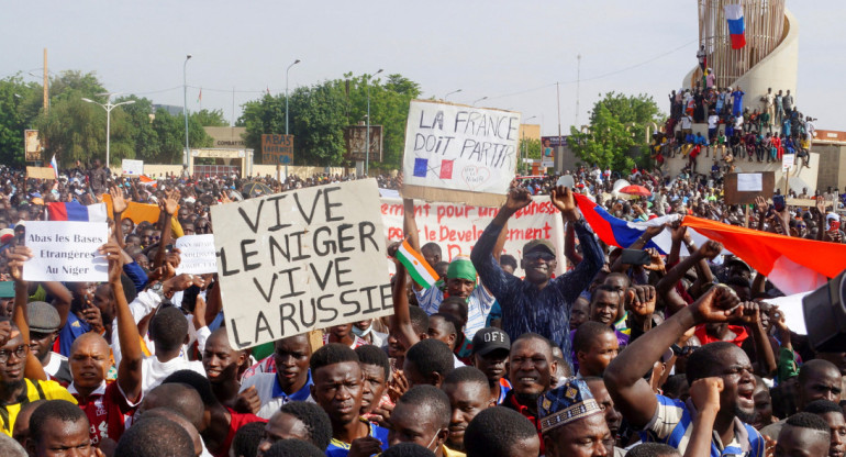 Los manifestantes se reúnen en apoyo de los soldados golpistas en la capital Niamey, Níger. Carteles dicen Larga vida a Níger, larga vida a Rusia, Francia debe irse. Reuters