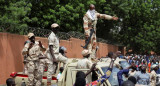 Las fuerzas de seguridad de Níger se preparan para dispersar a los manifestantes a favor de la junta reunidos frente a la embajada francesa, en Niamey, la capital de Níger. Foto: Reuters