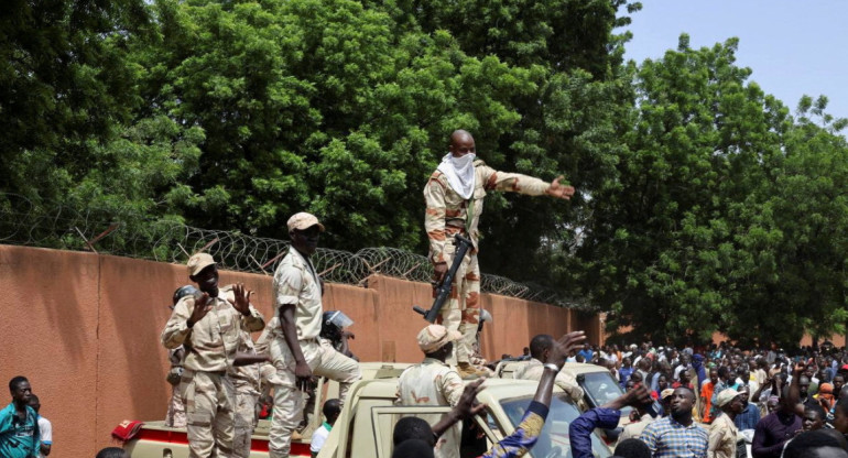 Las fuerzas de seguridad de Níger se preparan para dispersar a los manifestantes a favor de la junta reunidos frente a la embajada francesa, en Niamey, la capital de Níger. Foto: Reuters
