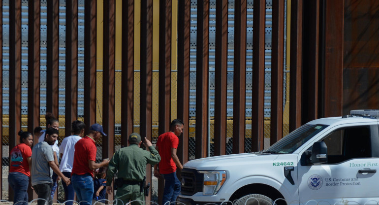 Migrantes tratando de cruzar la frontera entre México y EEUU. Foto: EFE