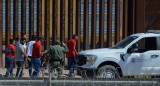 Migrantes tratando de cruzar la frontera entre México y EEUU. Foto: EFE