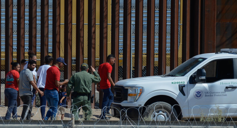 Migrantes tratando de cruzar la frontera entre México y EEUU. Foto: EFE