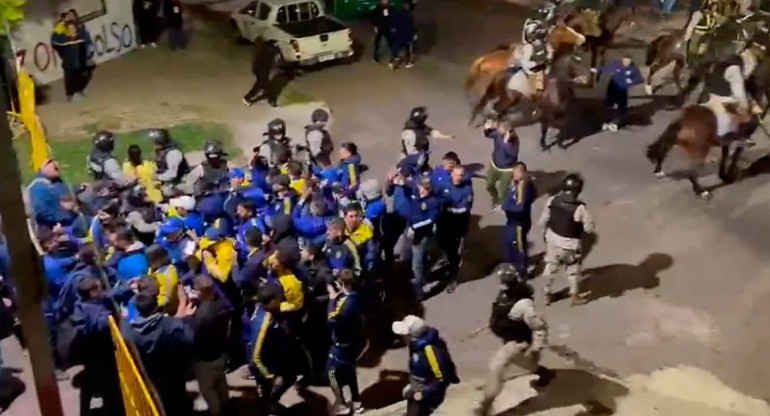 Incidentes con hinchas de Boca en las afueras del estadio de Nacional. Foto: captura video