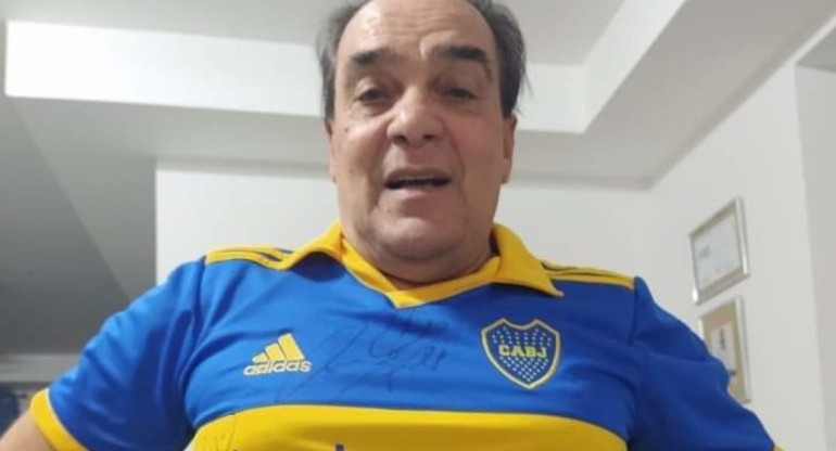 Mario Vitette Sellanes con la camiseta de Boca que le regaló La 12. Foto: NA.