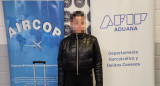 La persona detenida en el Aeropuerto de Ezeiza con 78 cápsulas de cocaína. Foto: PSA.